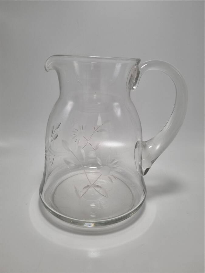 Chiseled decor pitcher