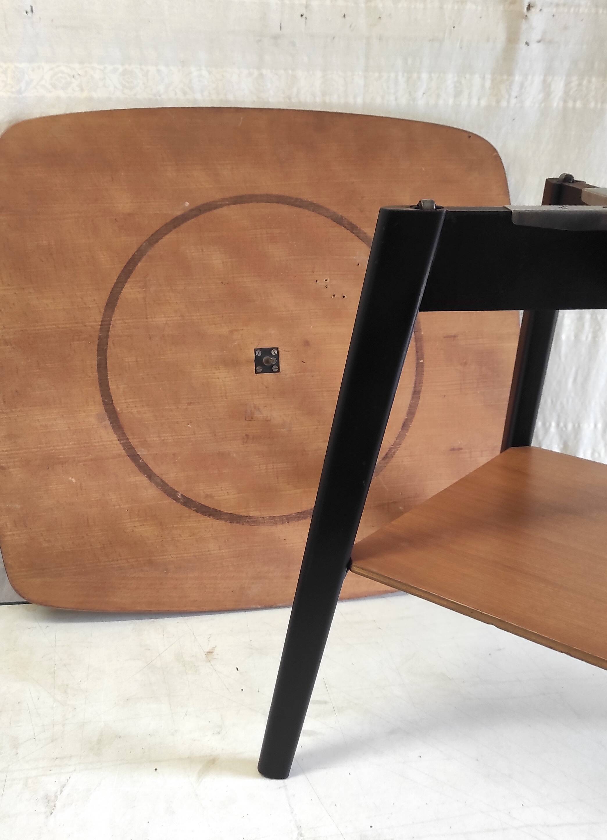 Modernist side table in wood, mid-20th century.
