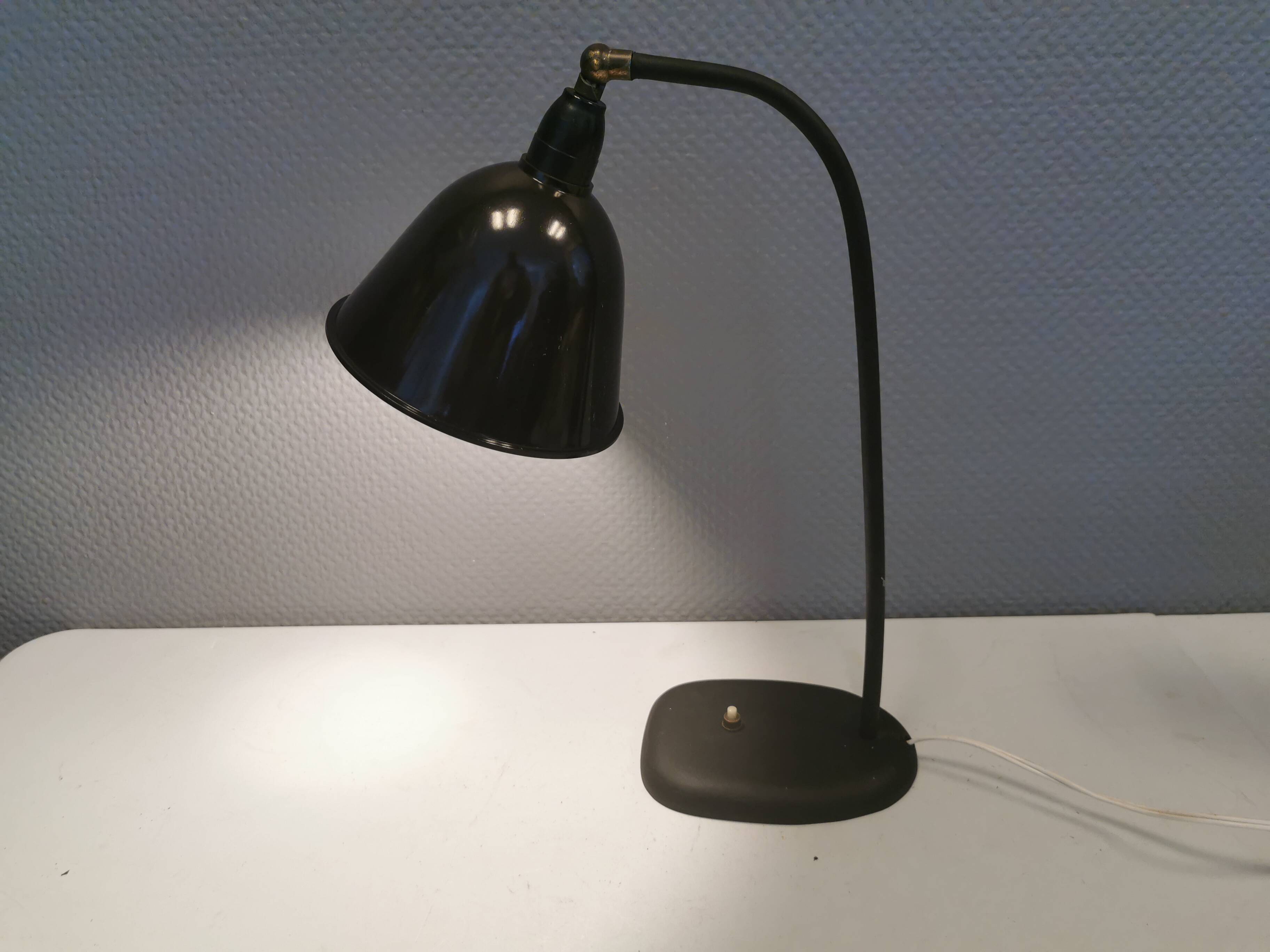 Lampe de table en bakélite et fonte, années 1950
