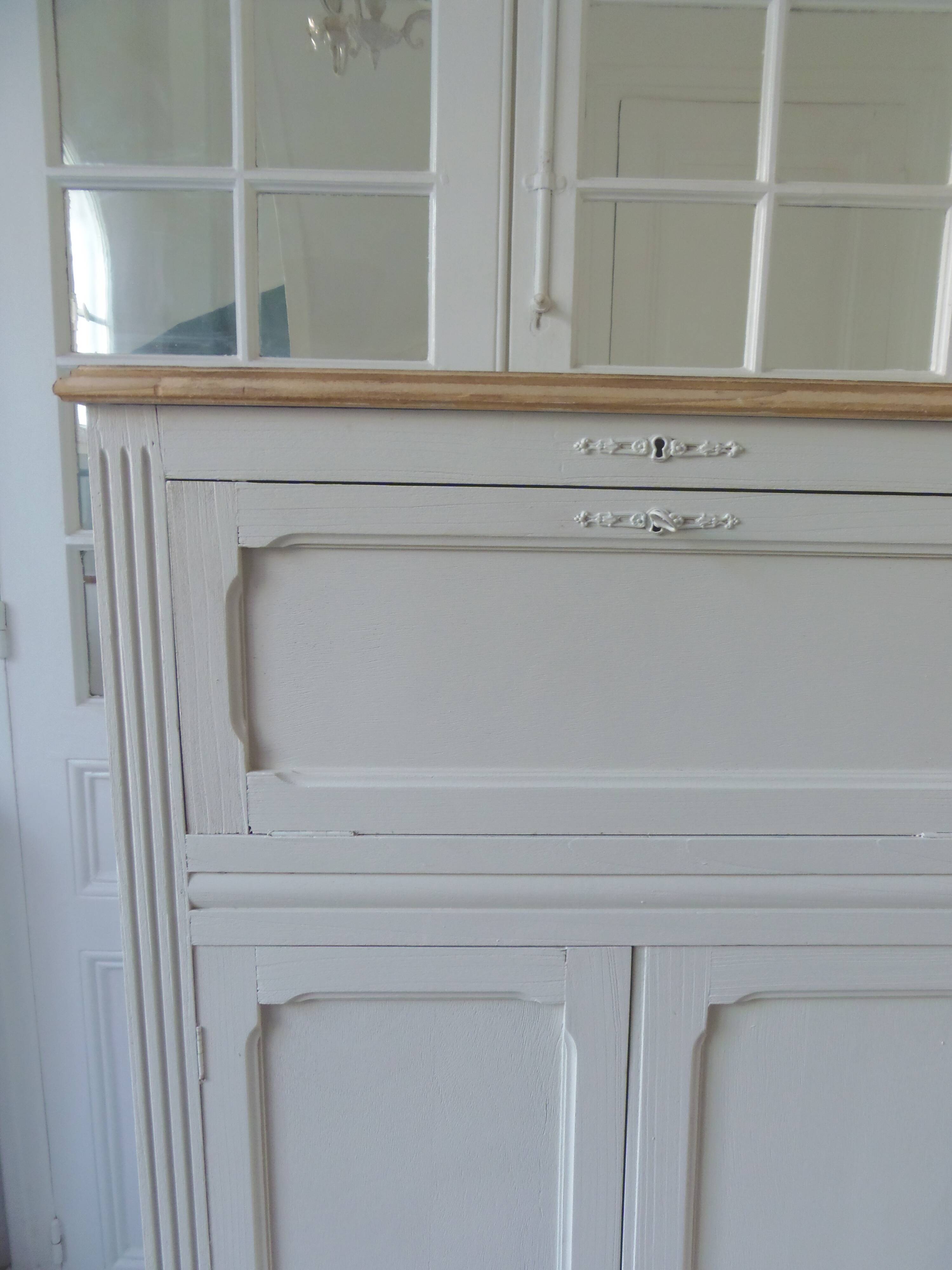 Small vintage piece of furniture sublimated in a linen shade, wooden top.