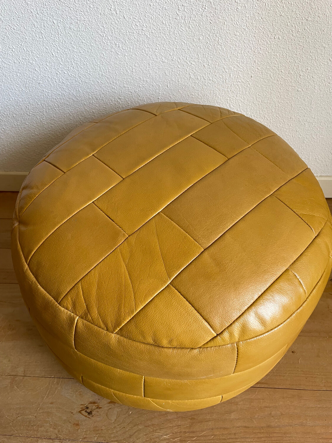 2 poufs moutarde patchwork en cuir de Sède