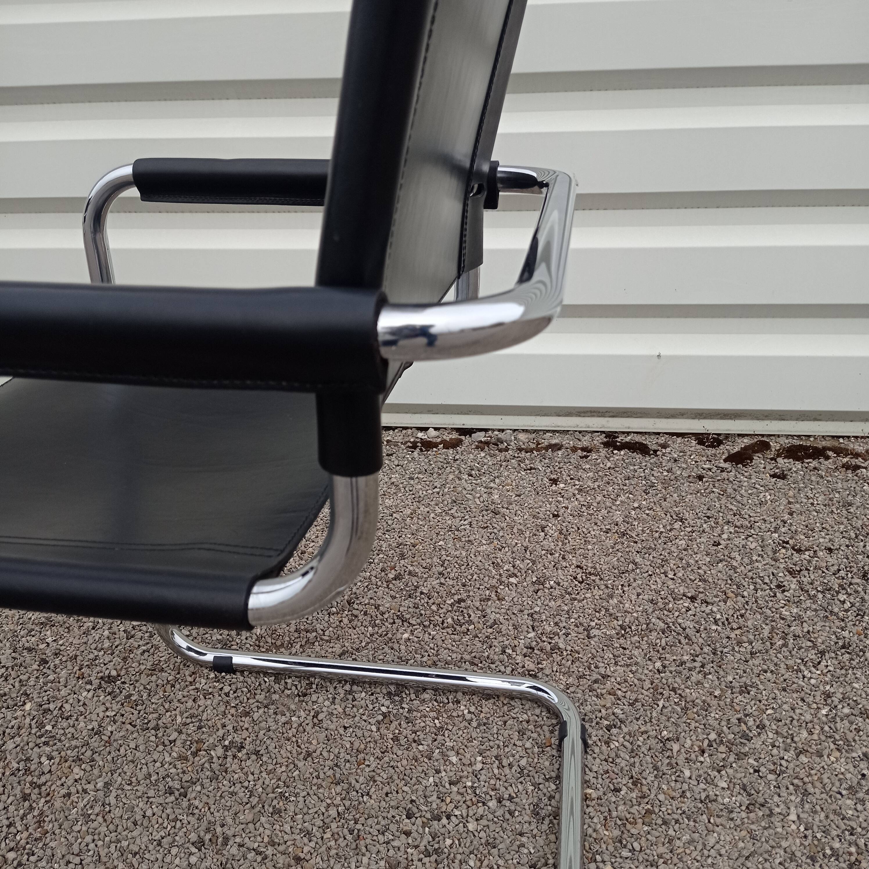 Paire de fauteuils Cantilever en cuir noir