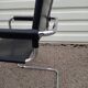 Paire de fauteuils Cantilever en cuir noir