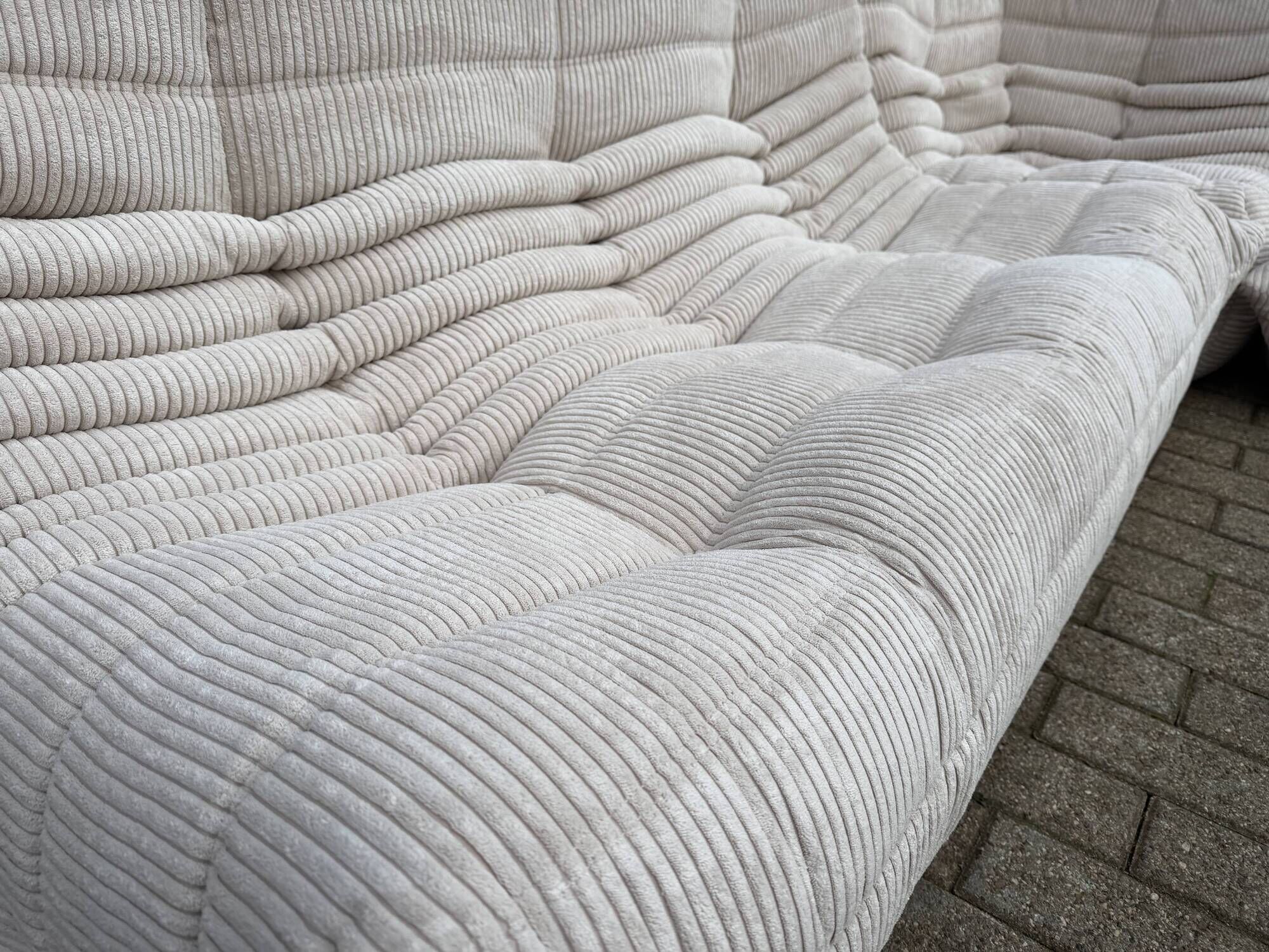 Original ligne roset togo set 3z, 2z + corner beige corduroy in new condition!!