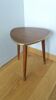 Table basse bout de canapé tripode forme médiator pieds fuselés compas