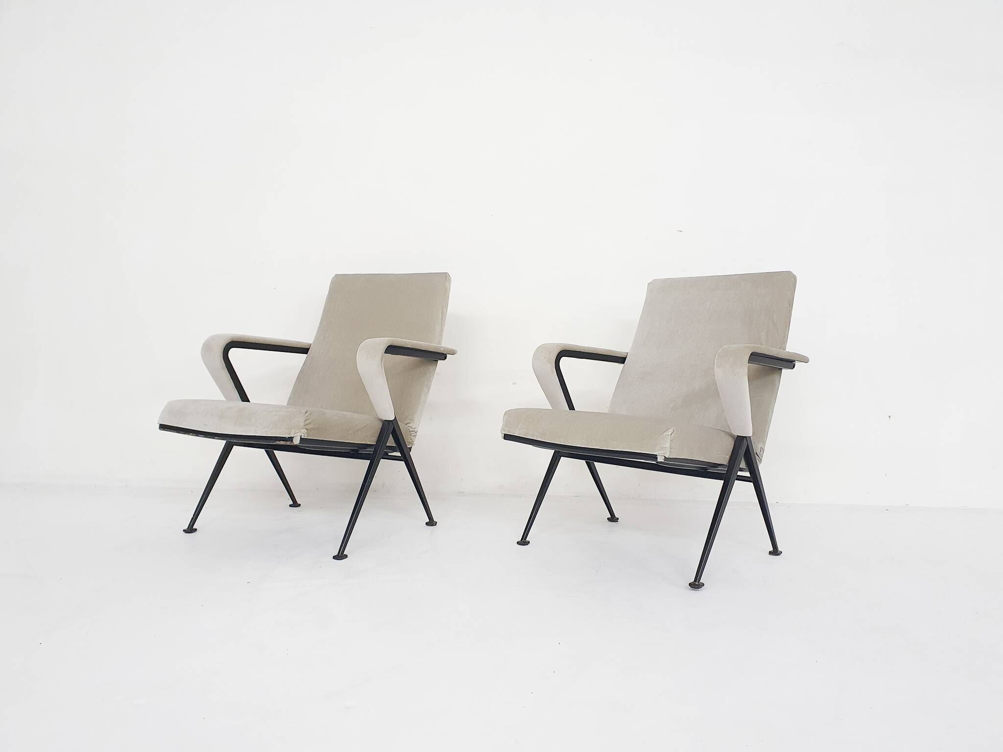 Set of two "Repose" lounge chairs by Friso Kramer for Ahrend de Cirkel, The Netherlands 1959