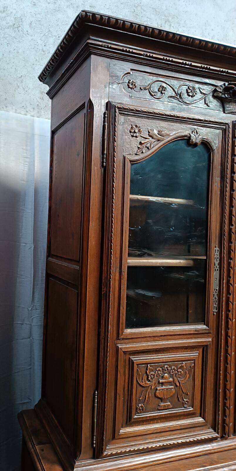 Buffet with 2 bodies in carved oak, Louis XV style, 19th century.