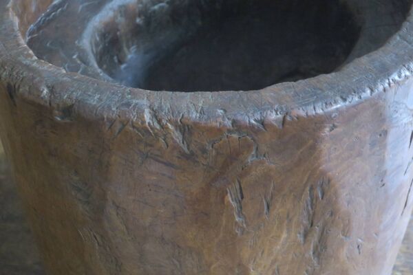 Table basse antique en mortier sculpté à la main avec plateau circulaire en verre