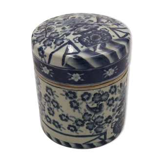 Ancient chinese pot in blue white porcelain