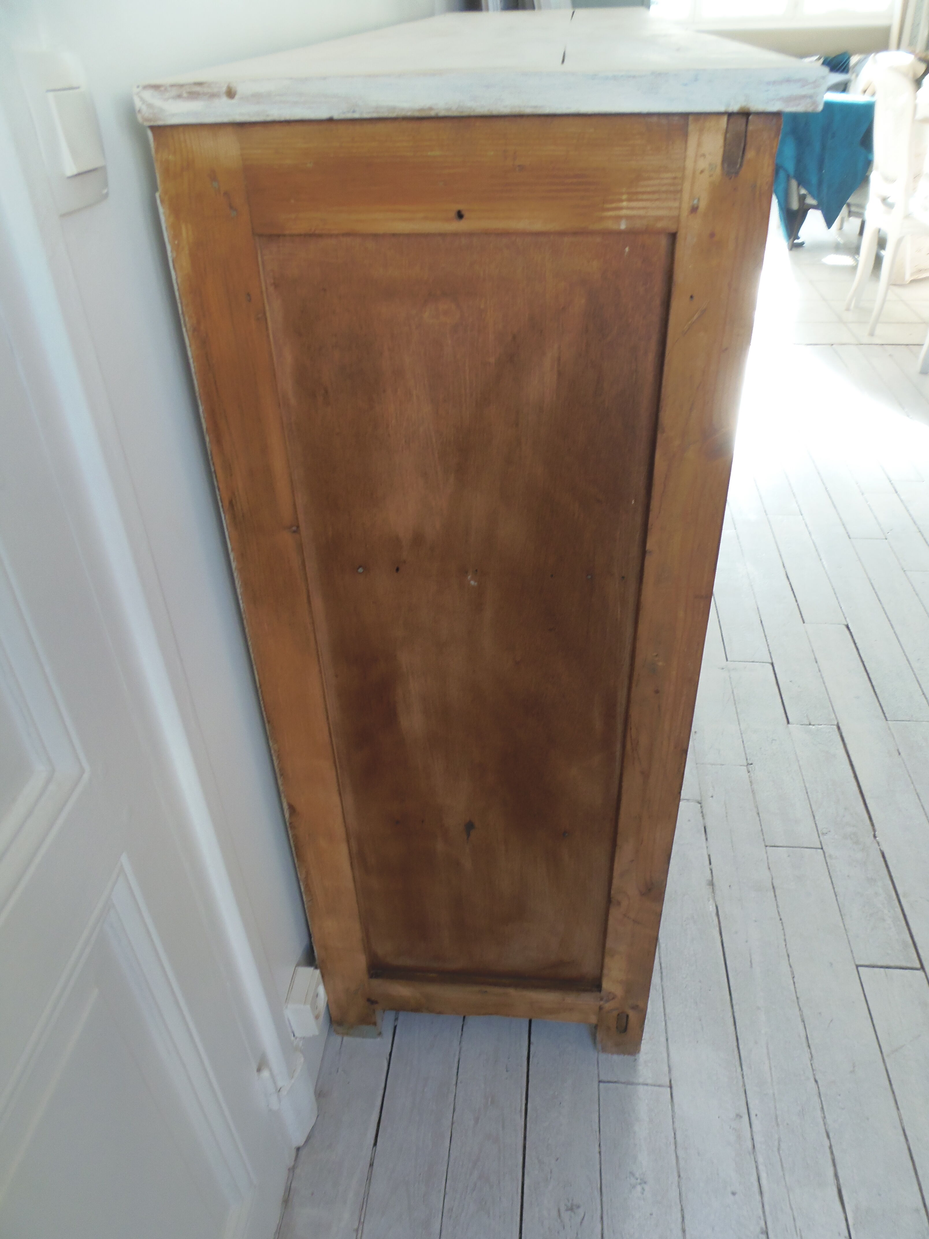 Furniture vintage skateboard straight out of an old shop, tray polished finishing bleached oak, the wax Cabinet medium oak, 2 sliding doors.
