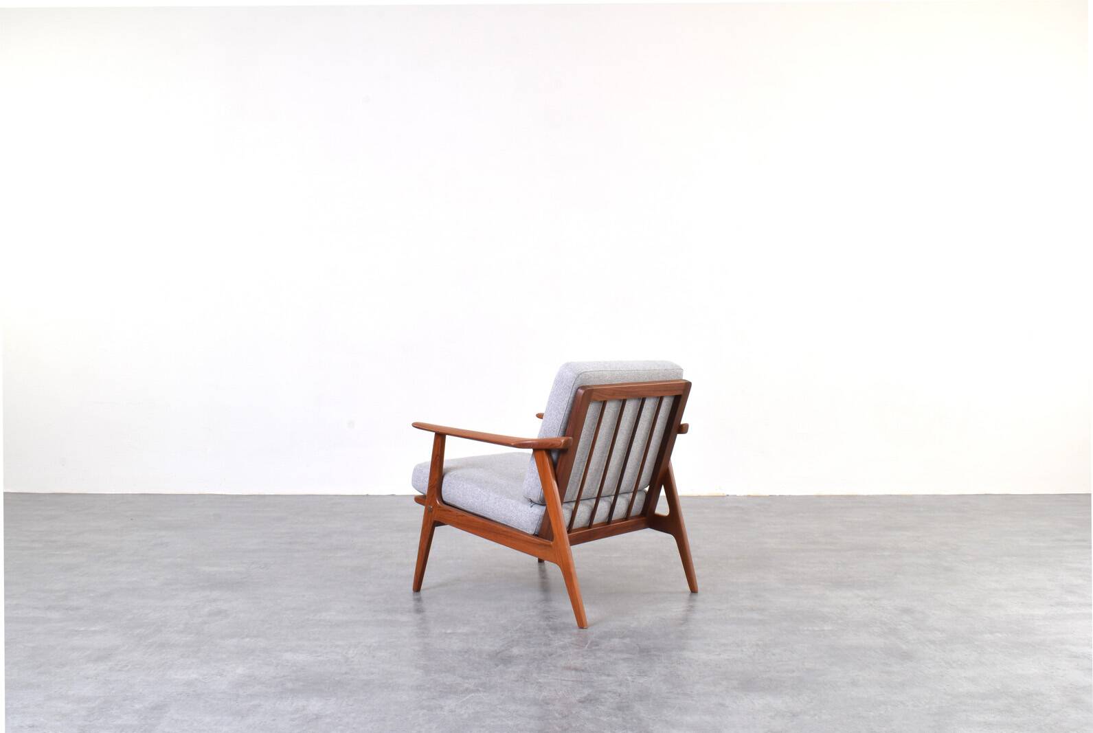 Fauteuil en teck danois des années 1960.