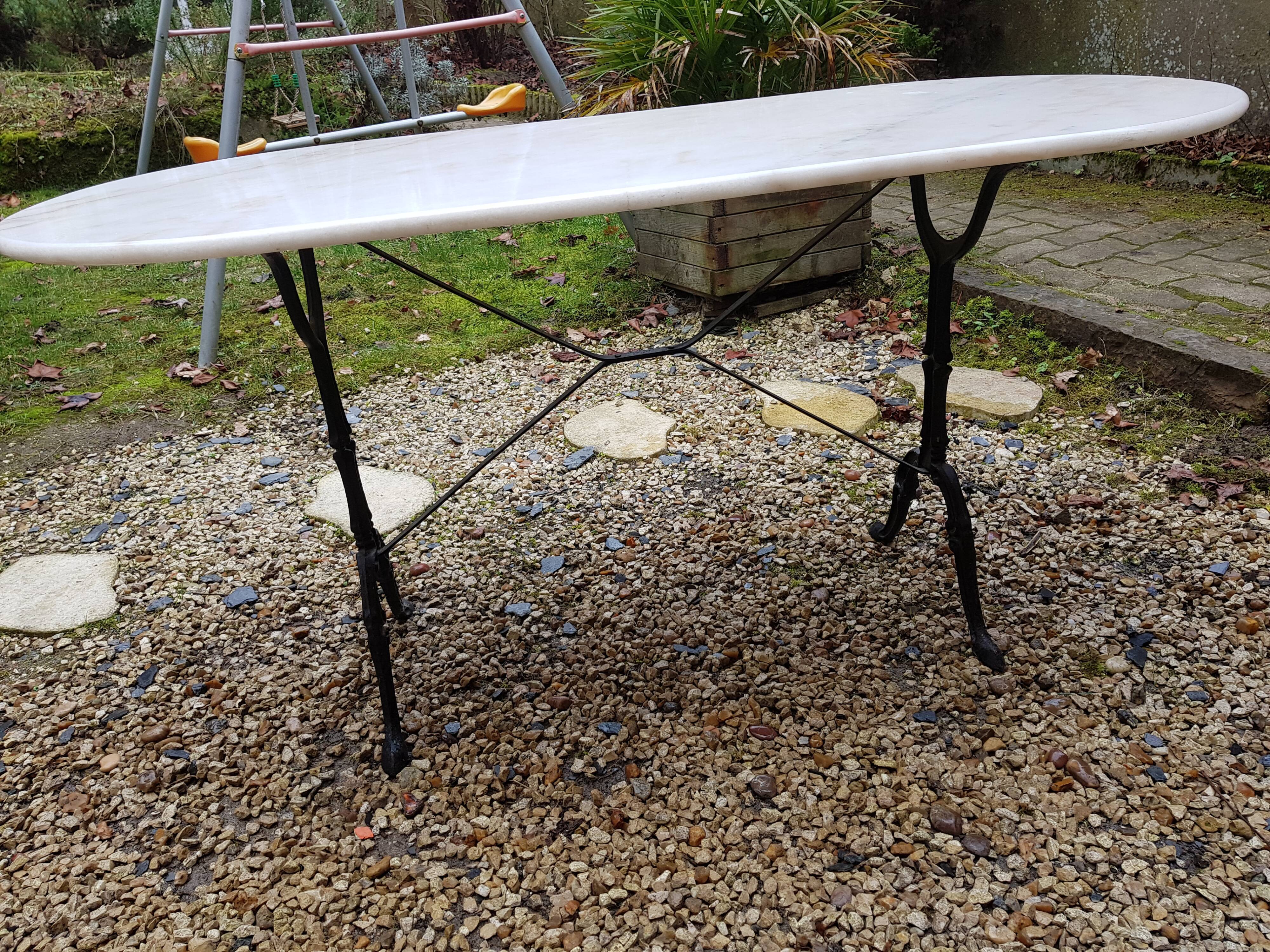 Bistro table in marble and cast iron