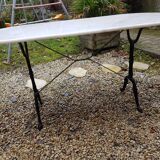 Bistro table in marble and cast iron