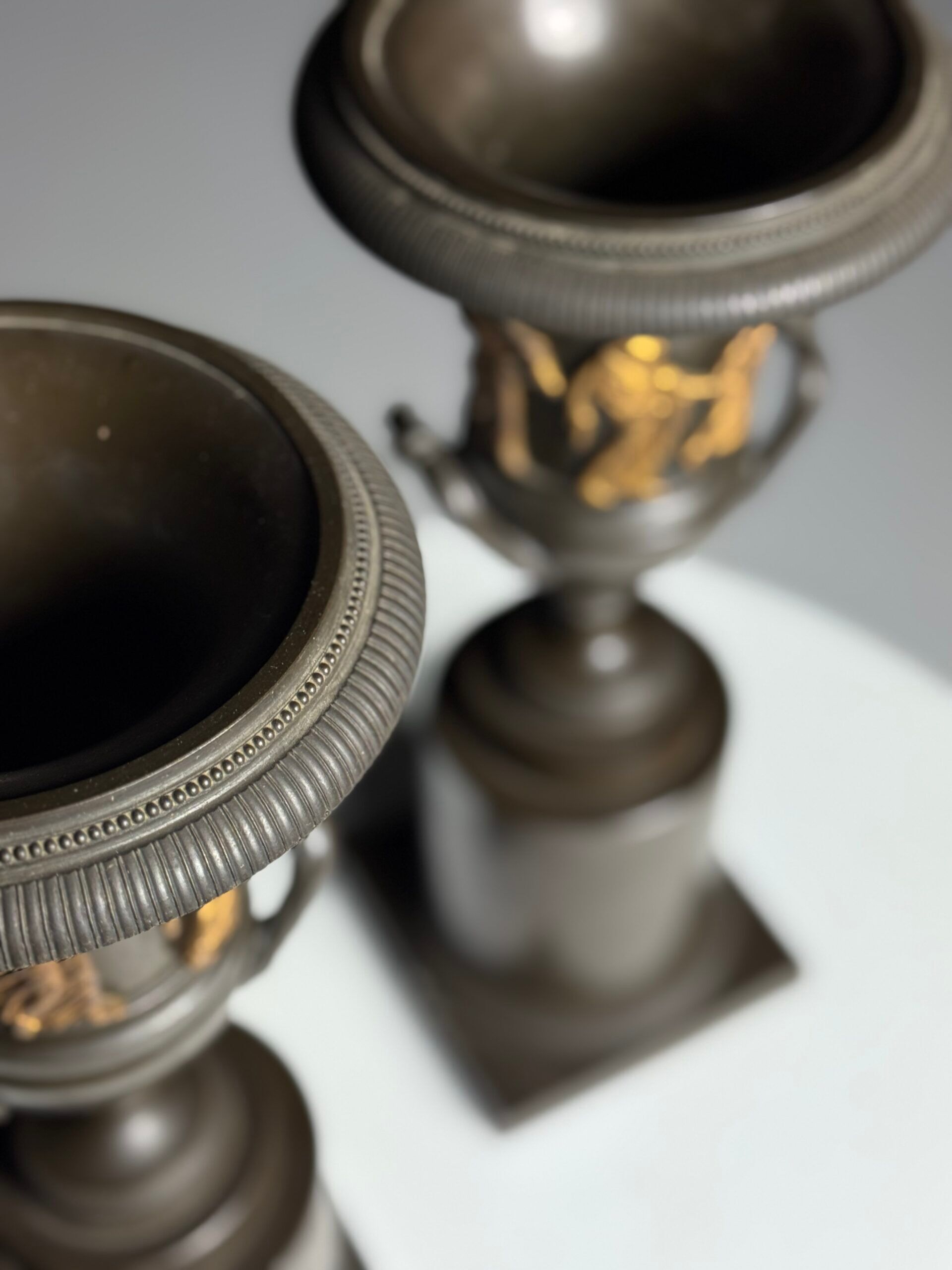 Paire de vases en bronze de style Empire