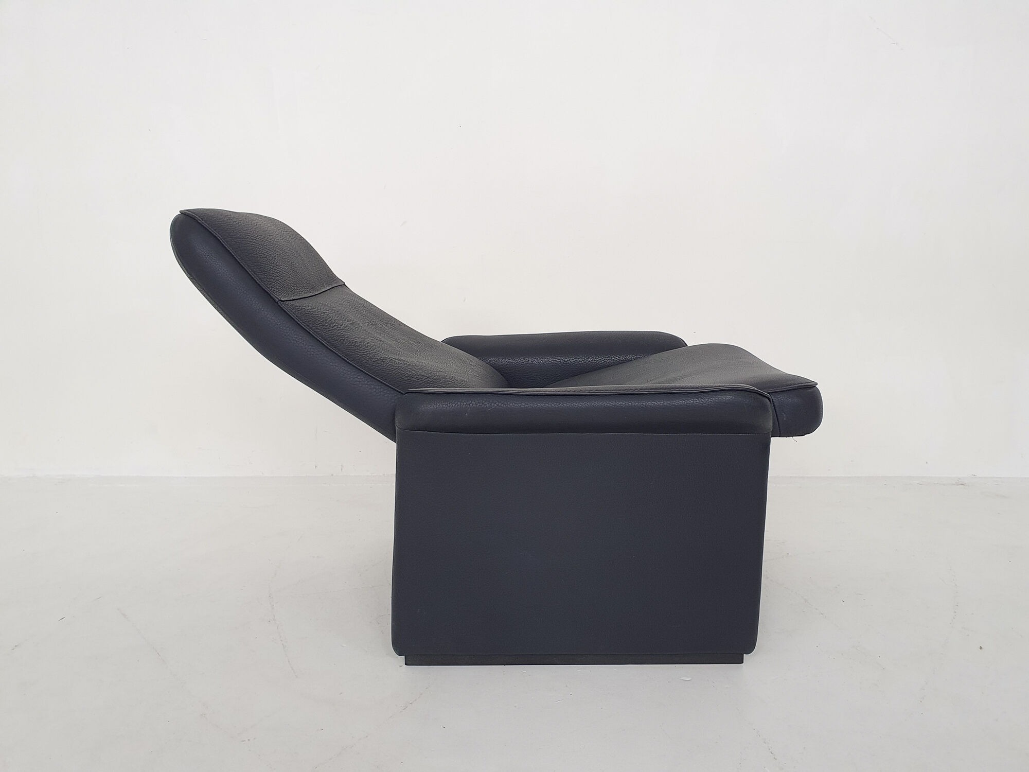 De Sede DS50 dark blue leather lounge chair, Switserland 1980's
