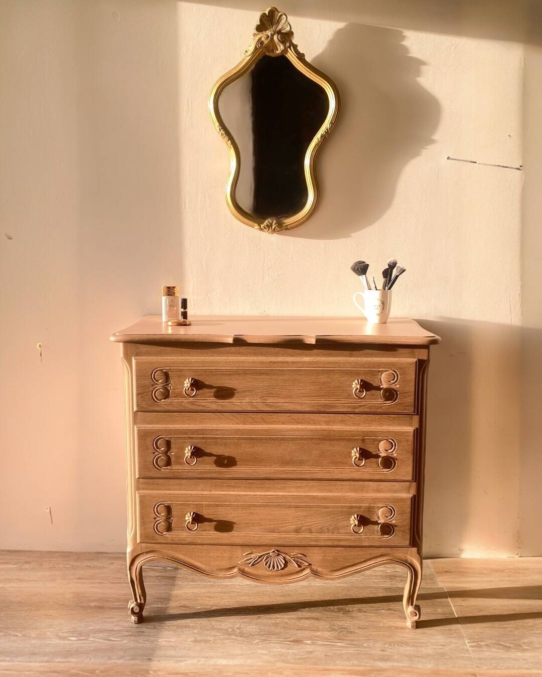 Commode style Louis XV rénovée -bois et couleur nude