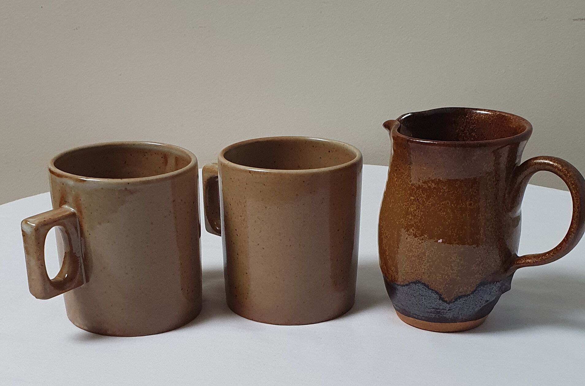 Mugs en grès et un pichet
