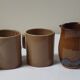 Mugs en grès et un pichet