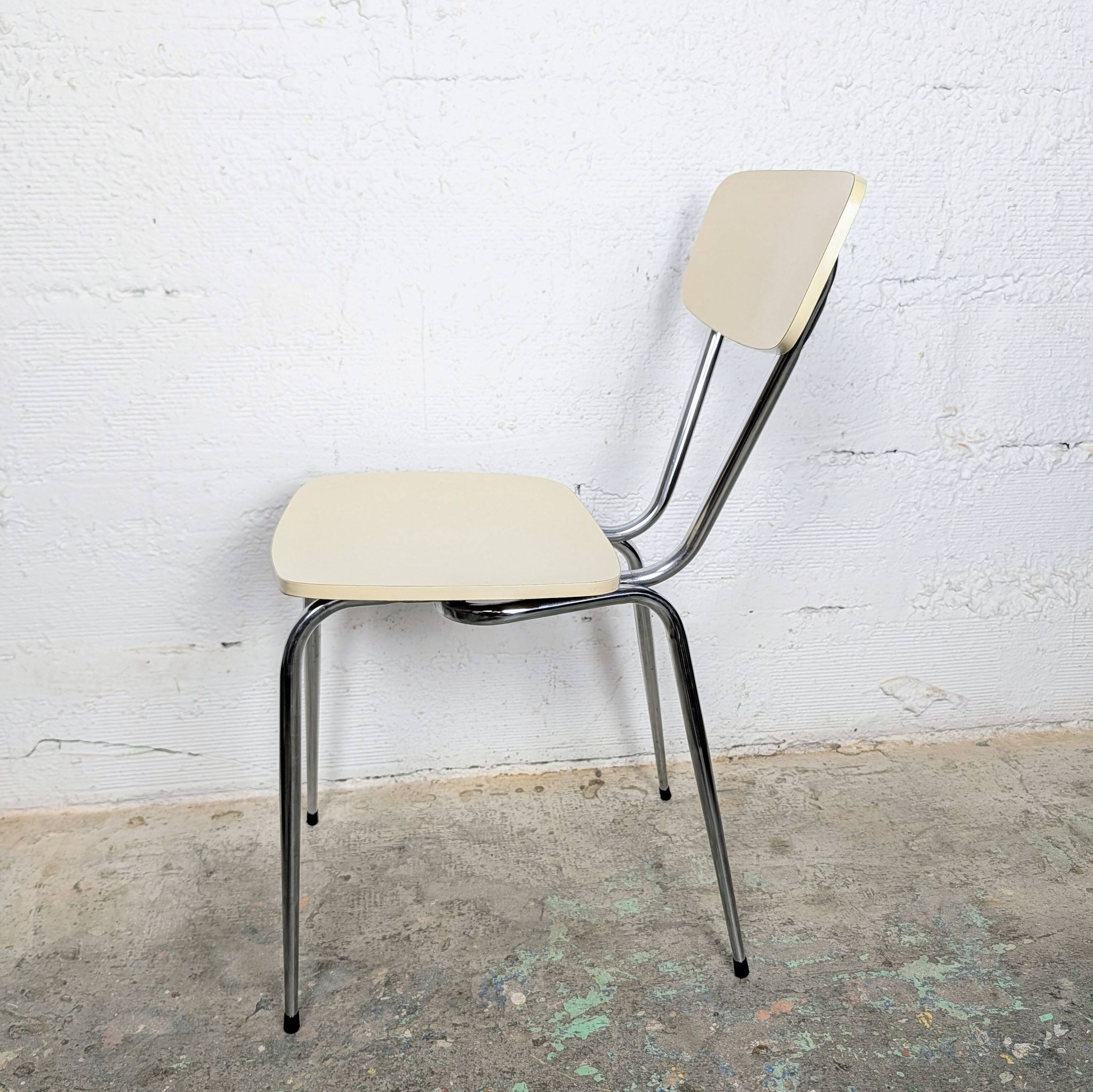 Chaise en formica