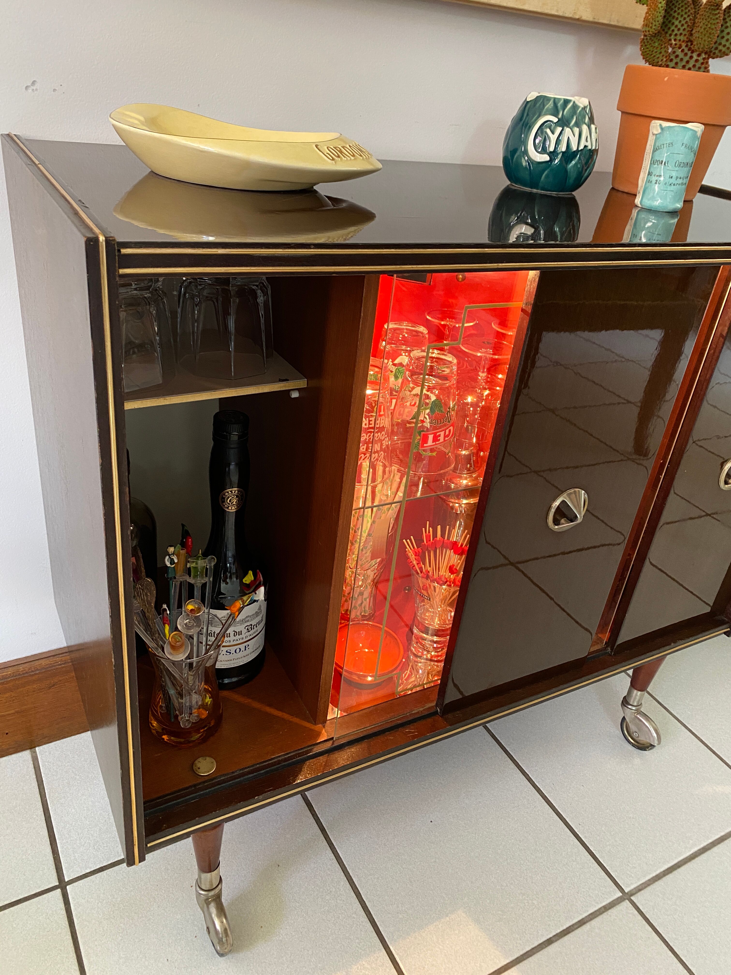 Illuminated window bar