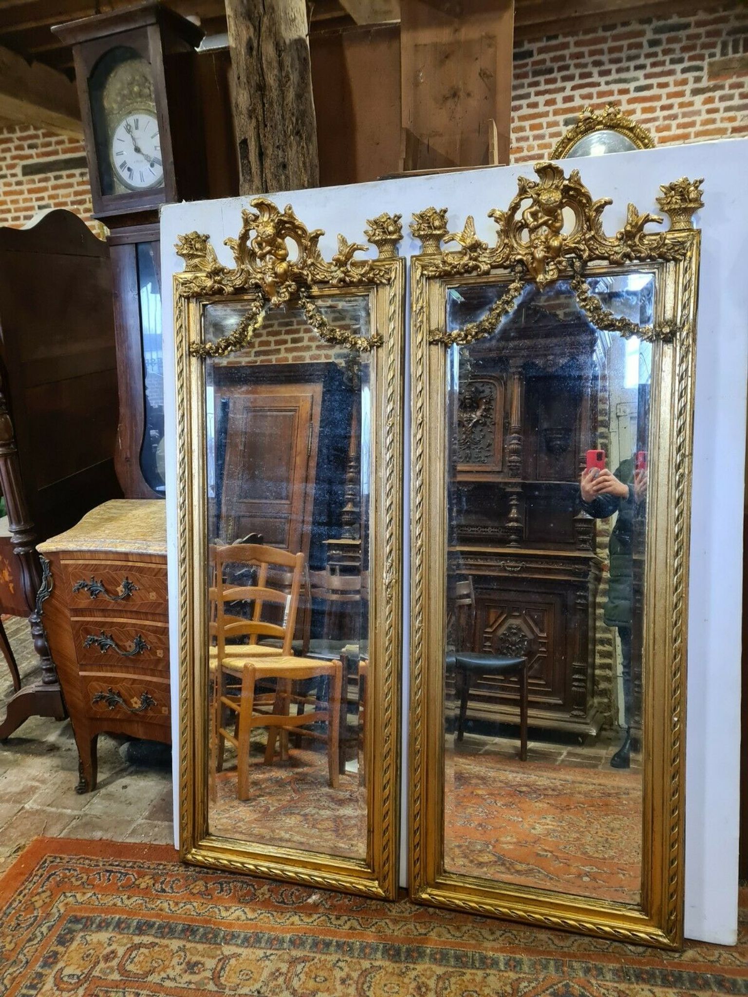 Miroir avec un ange en bois doré et stuc 166x61cm