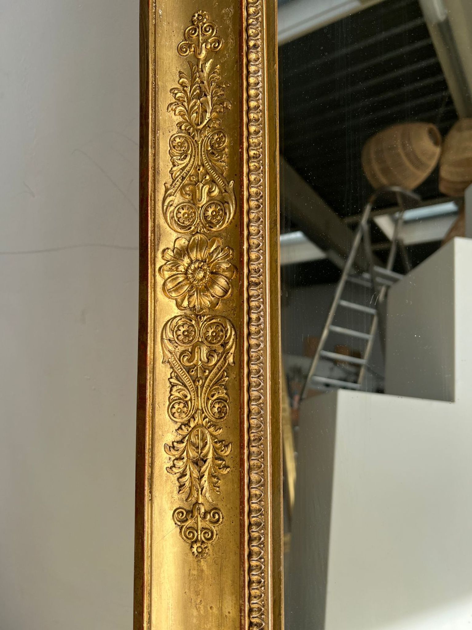 Miroir doré style Restauration à décor de palmettes étirées