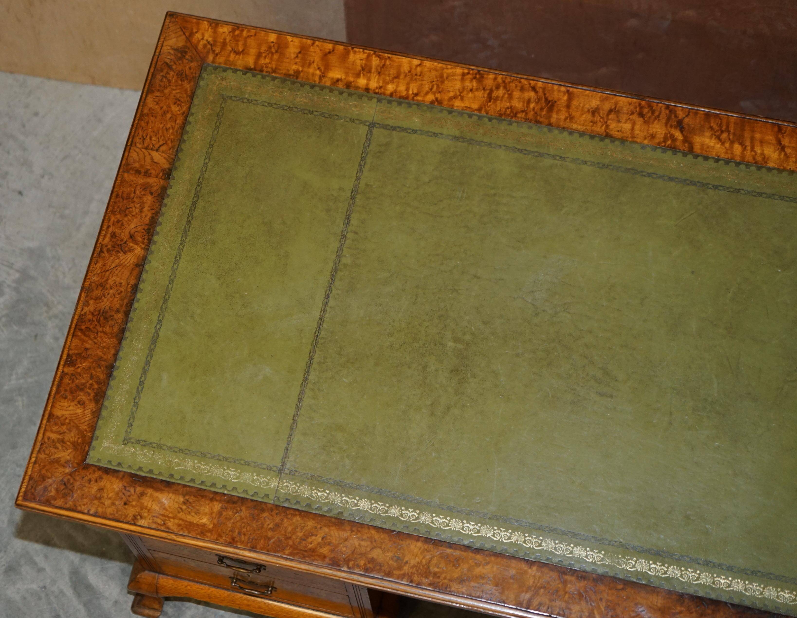 Bureau partenaire victorien en chêne pollard vers 1880 avec plateau en cuir