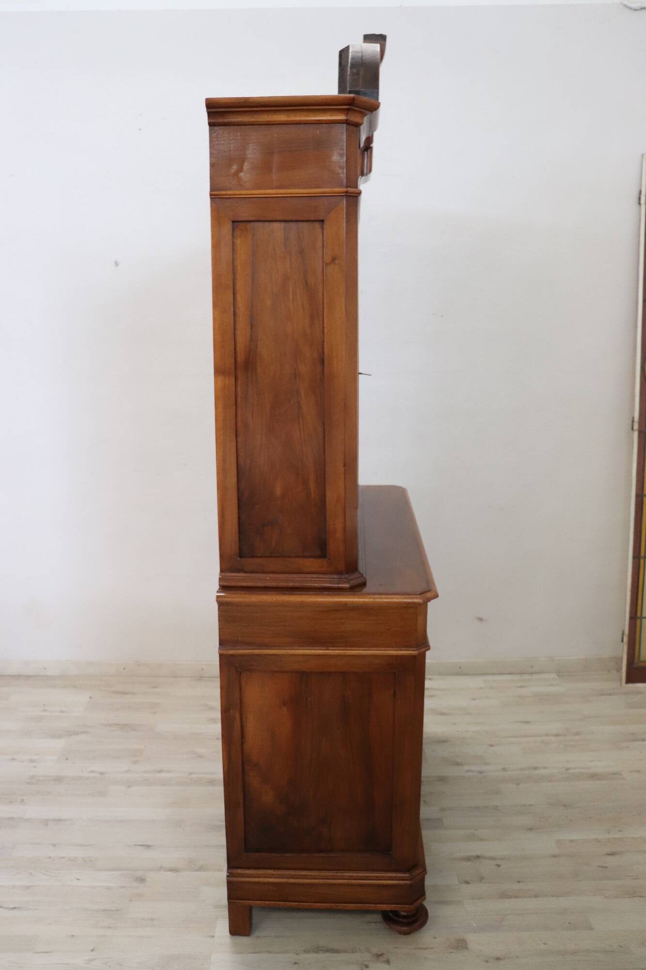 Antique sideboard in veined walnut, Italy, late 19th century
