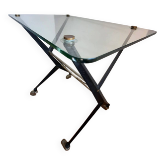Table avec plateau en verre épais et pieds en acier noir avec roulettes