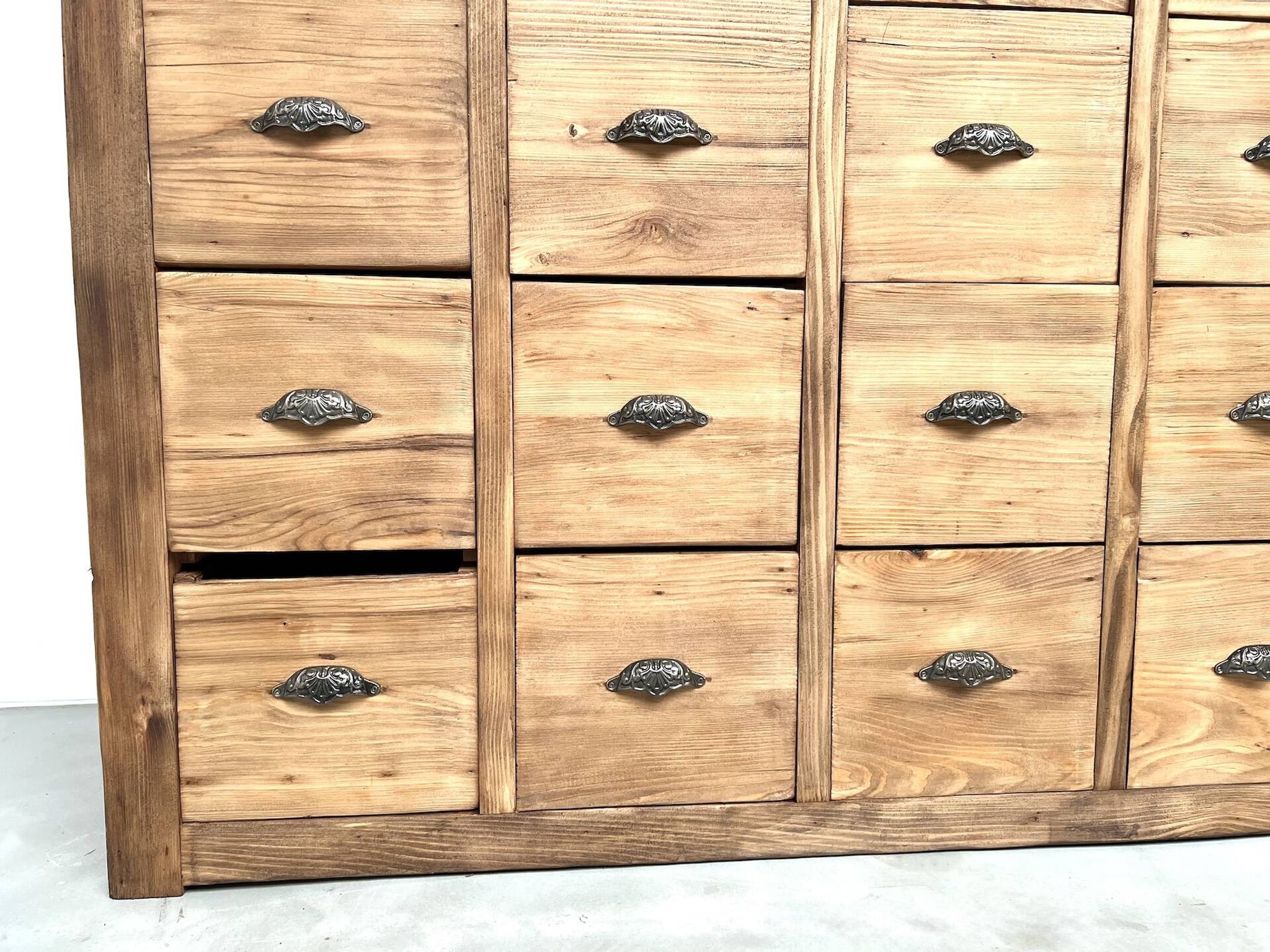 Craftsman's cabinet with 24 drawers in solid pine, 1950s.