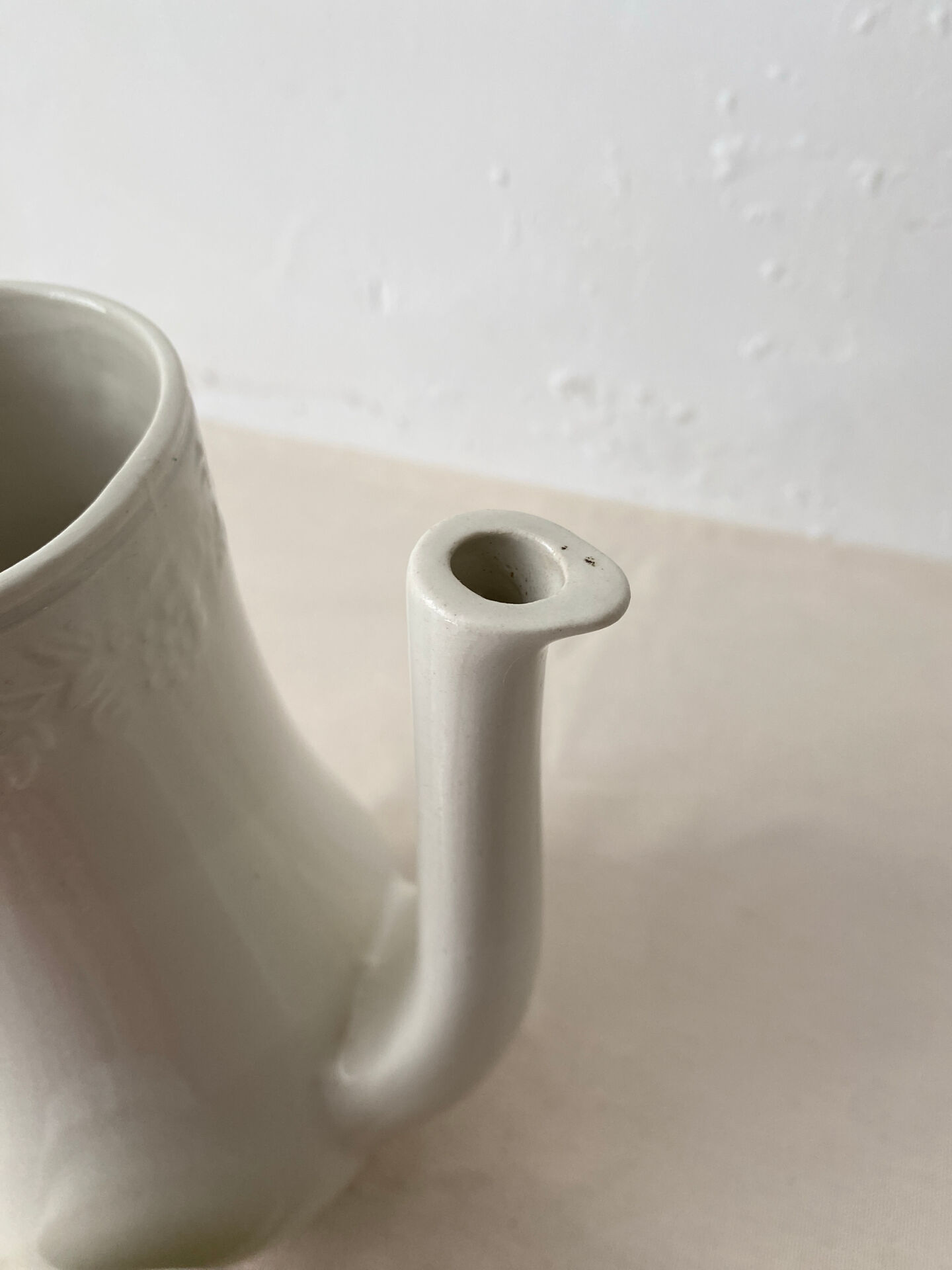 Coffee pot / teapot Sarreguemines France in white earthenware.