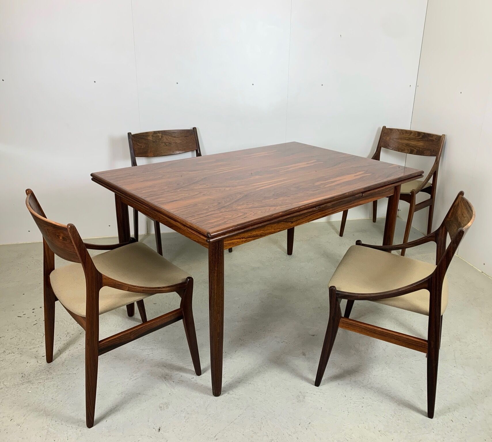 Set table and chairs in palisander