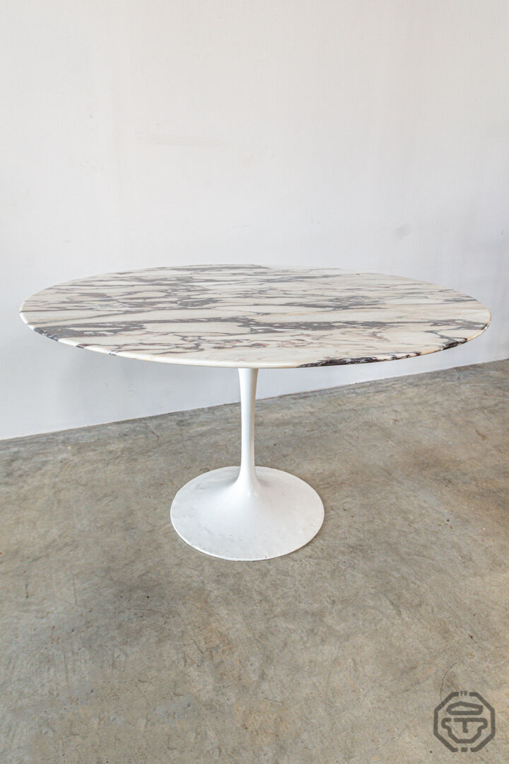 Eero Saarinen's Knoll tulip table