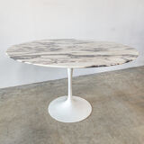 Eero Saarinen's Knoll tulip table
