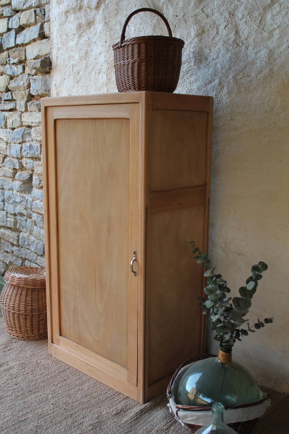 One-door wardrobe in the style of a bonnetière