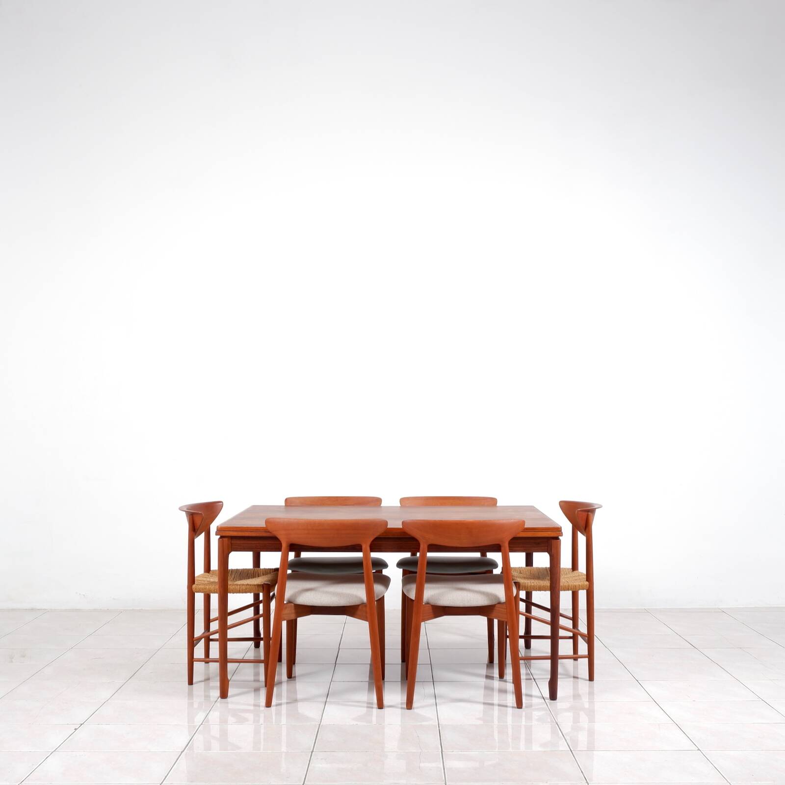 Grande table à manger extensible en palissandre brésilien par H. Sigh & Son
