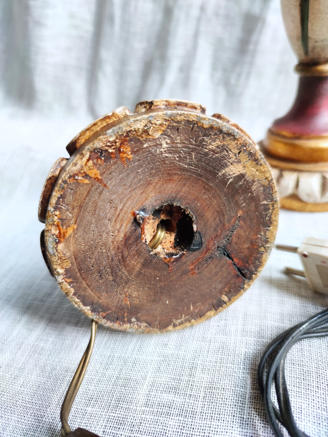 Paire de pieds de lampe en bois laqué