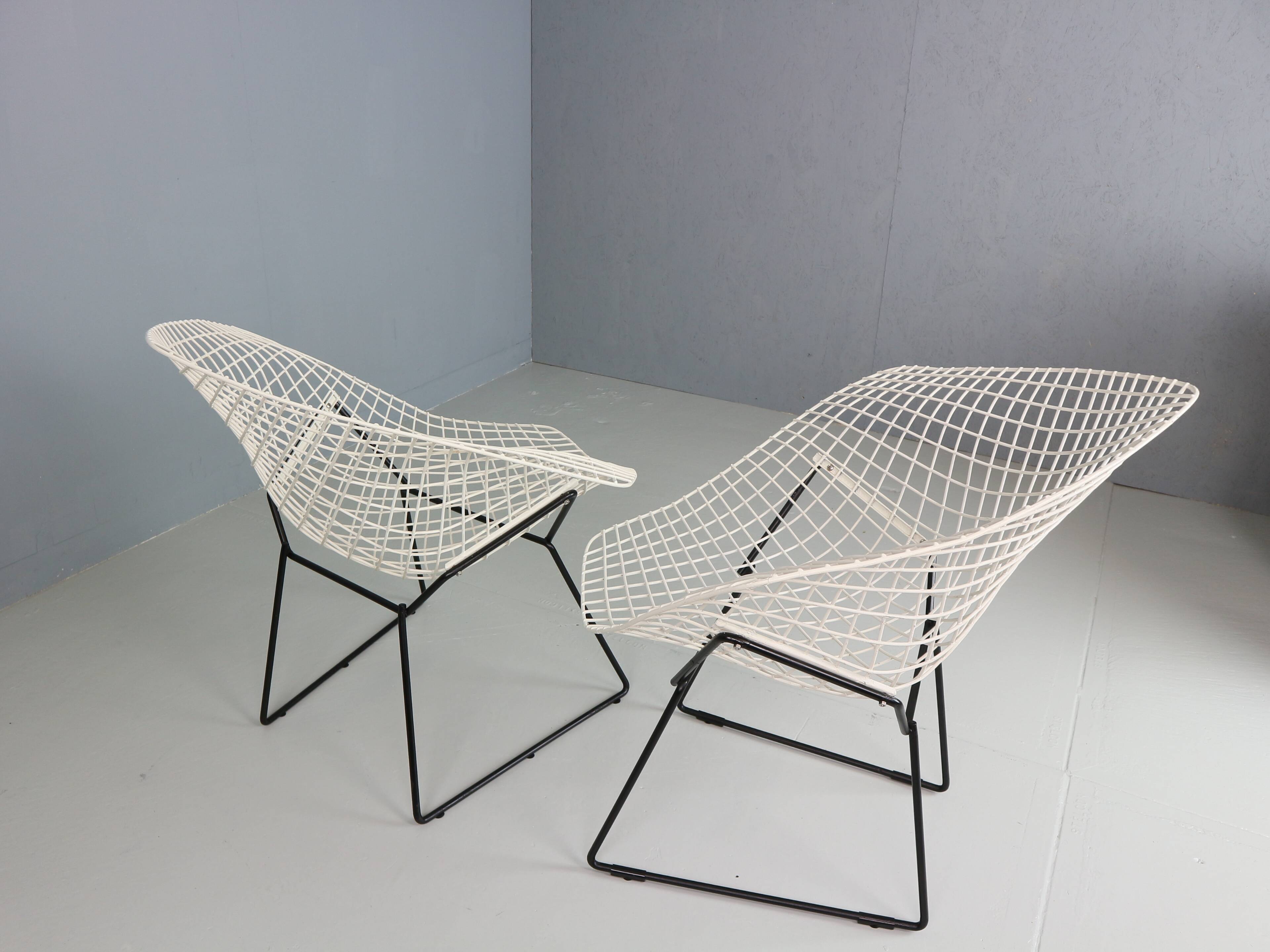 Set of two Diamond chair by Harry Bertoia in white & black metal. 1960s