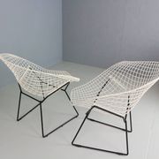 Set of two Diamond chair by Harry Bertoia in white & black metal. 1960s