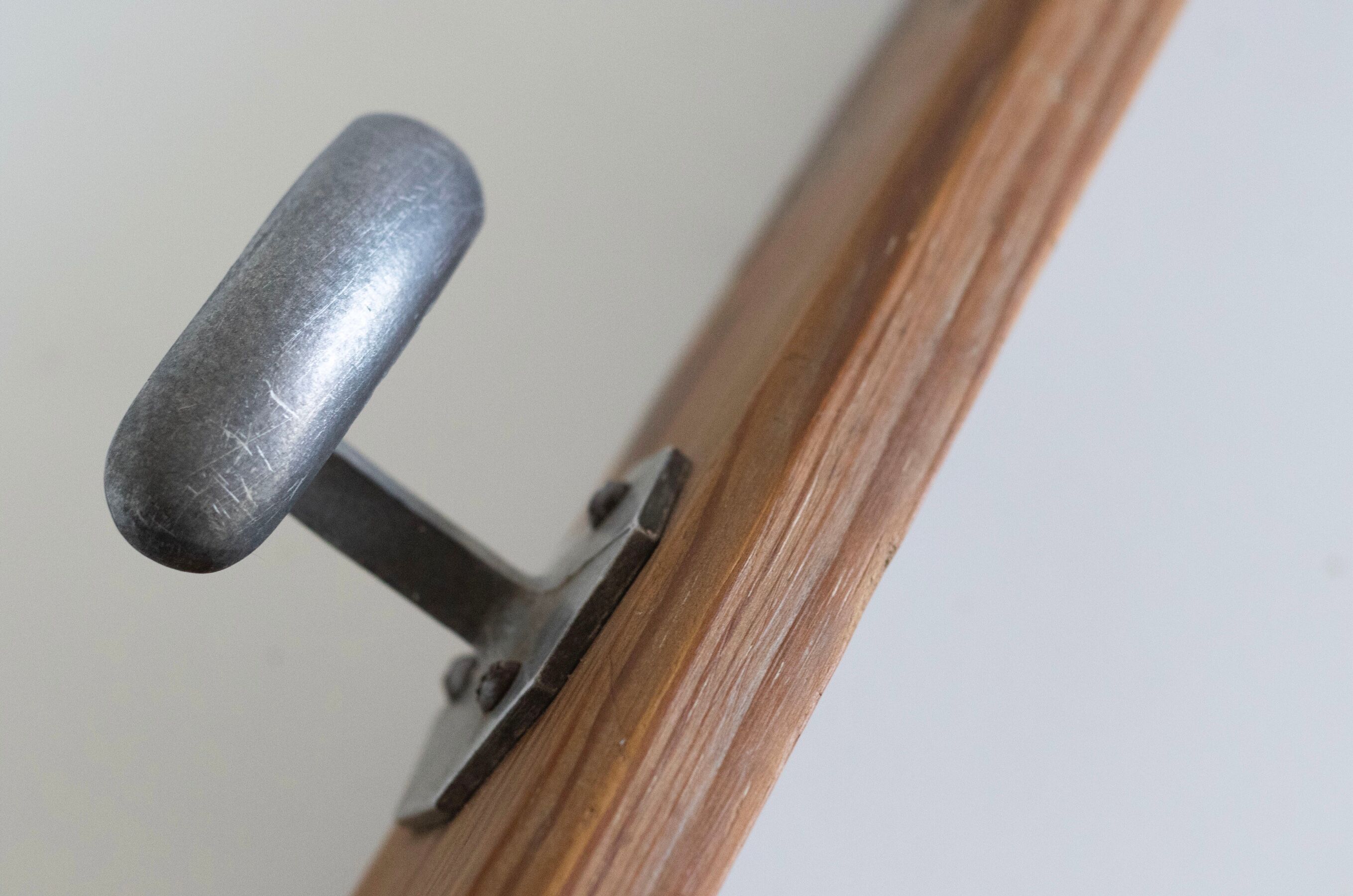 Wall coat rack in wood and metal