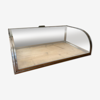 Display case in curved glass and brass
