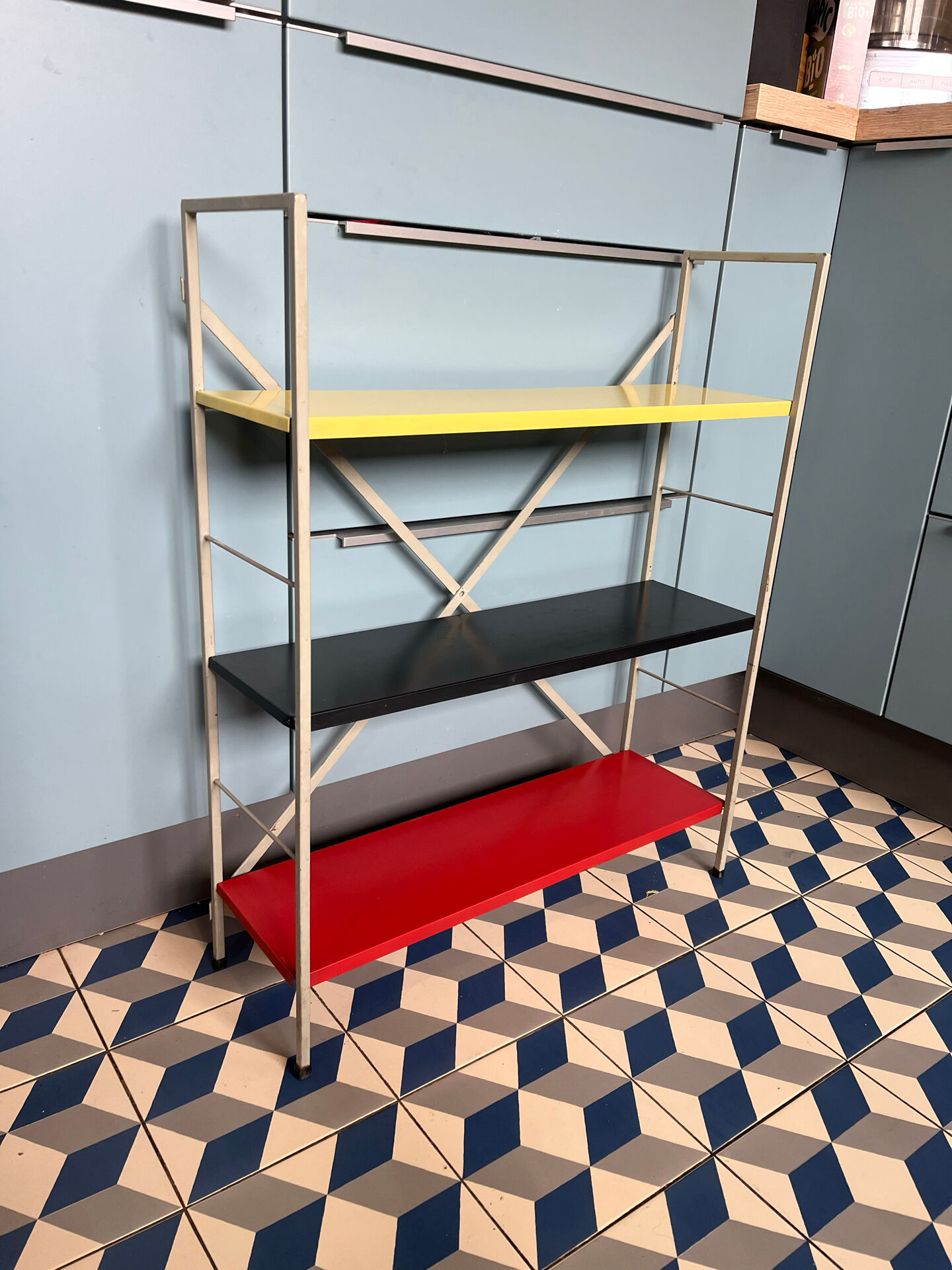 Tomado shelf to be placed