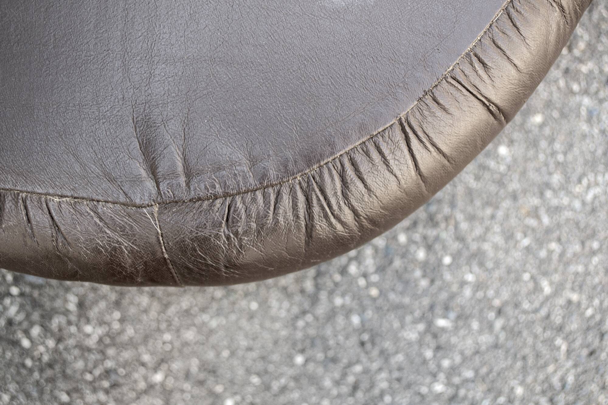 Pouf in vinile e legno con scaletta e scomparto, Italia Anni '60