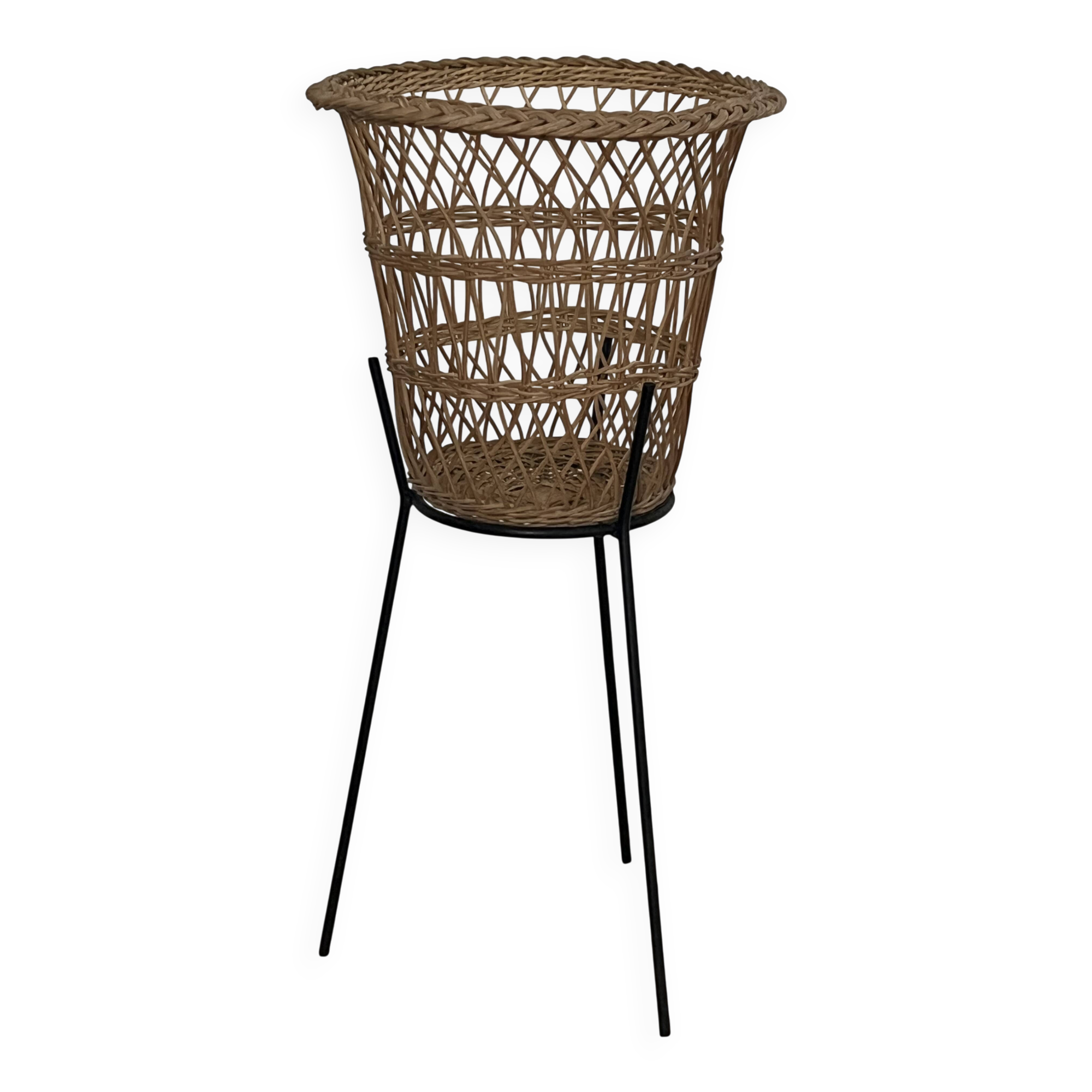 Woven wicker basket/tripod basket