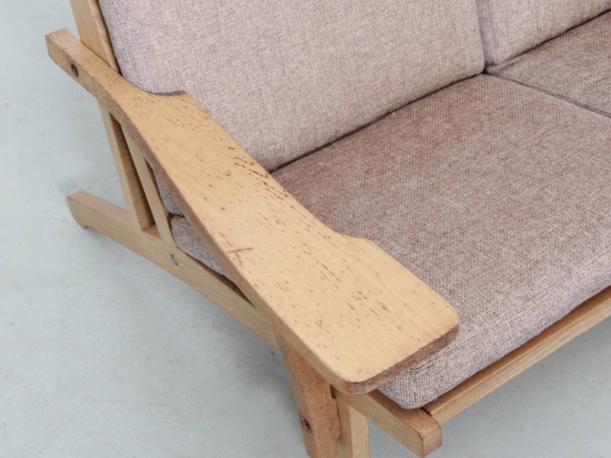 Pair of Scandinavian armchairs GE 375, with 1 pair of armrests.
