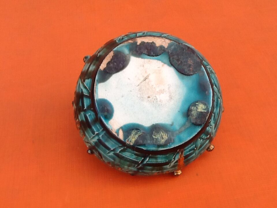 Empty pocke in glazed ceramic
