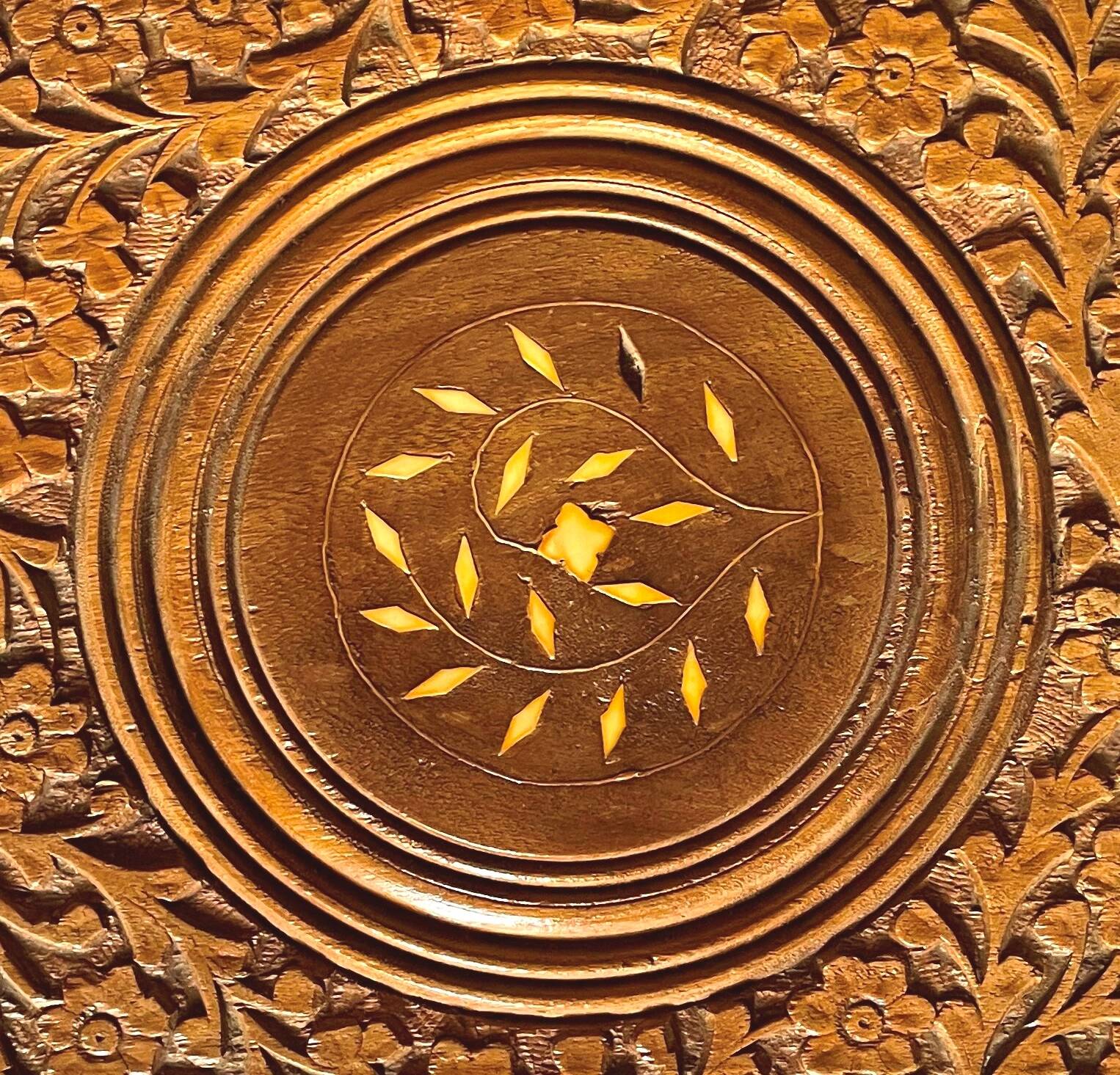 Petite table d’appoint ancienne – bois sculpté et marqueterie