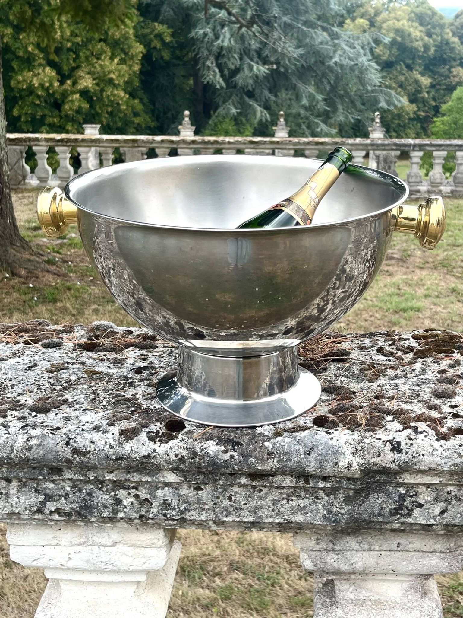 Grand seau à champagne en aluminium avec poignées dorées.