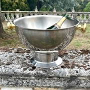 Grand seau à champagne en aluminium avec poignées dorées.