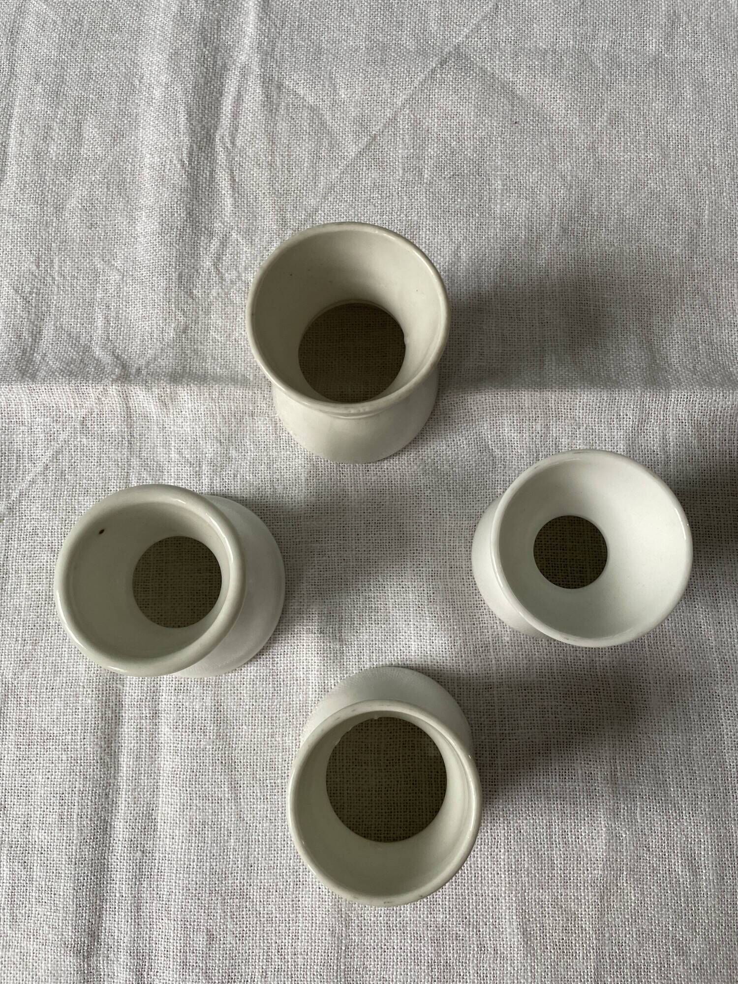 Set of 4 white porcelain diabolo shells